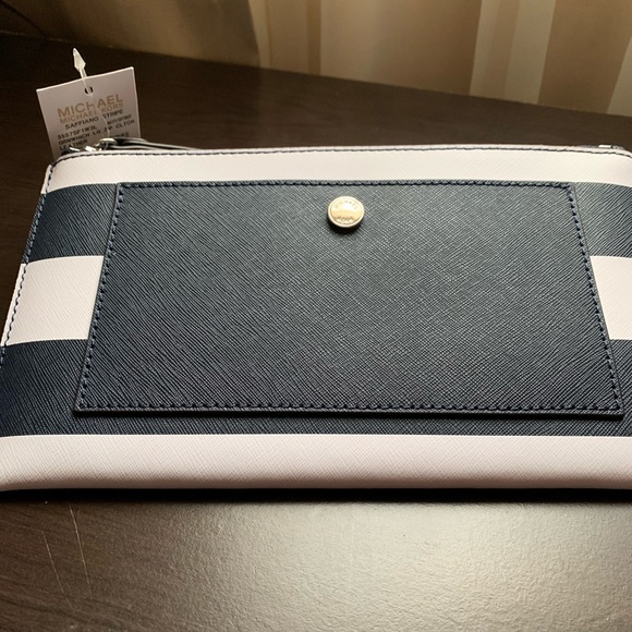 Michael Kors wristlet - Picture 5 of 6